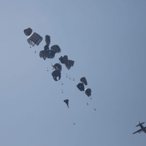 gazzelilerin umudu gokyuzunde parasutle yardim gonderildi vCRv81Zy