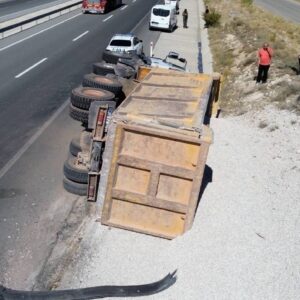 kontrolden cikan micir yuklu kamyon devrildi karamanda feci kaza H6cdCdGu