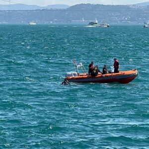 sarayburnunda denize girdi akintiya kapilip kayboldu KS8U834q