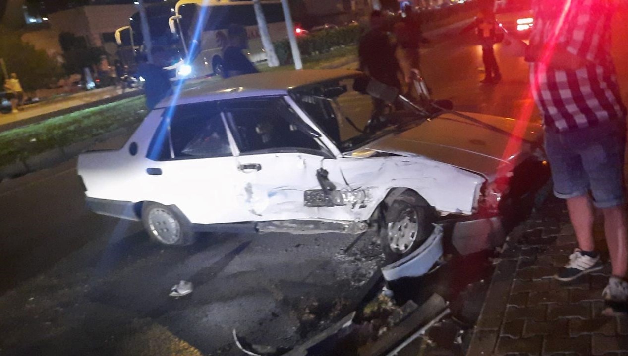 otomobil kamyonetlere carpti 3 yarali JeTqLxit