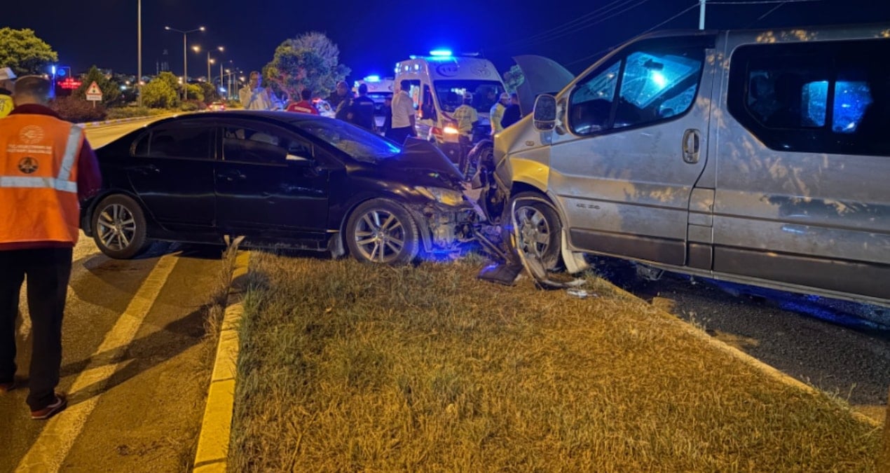 sivassporlu futbolculari tasiyan arac kaza yapti 3u sporcu 5 yarali 56EgrJHY