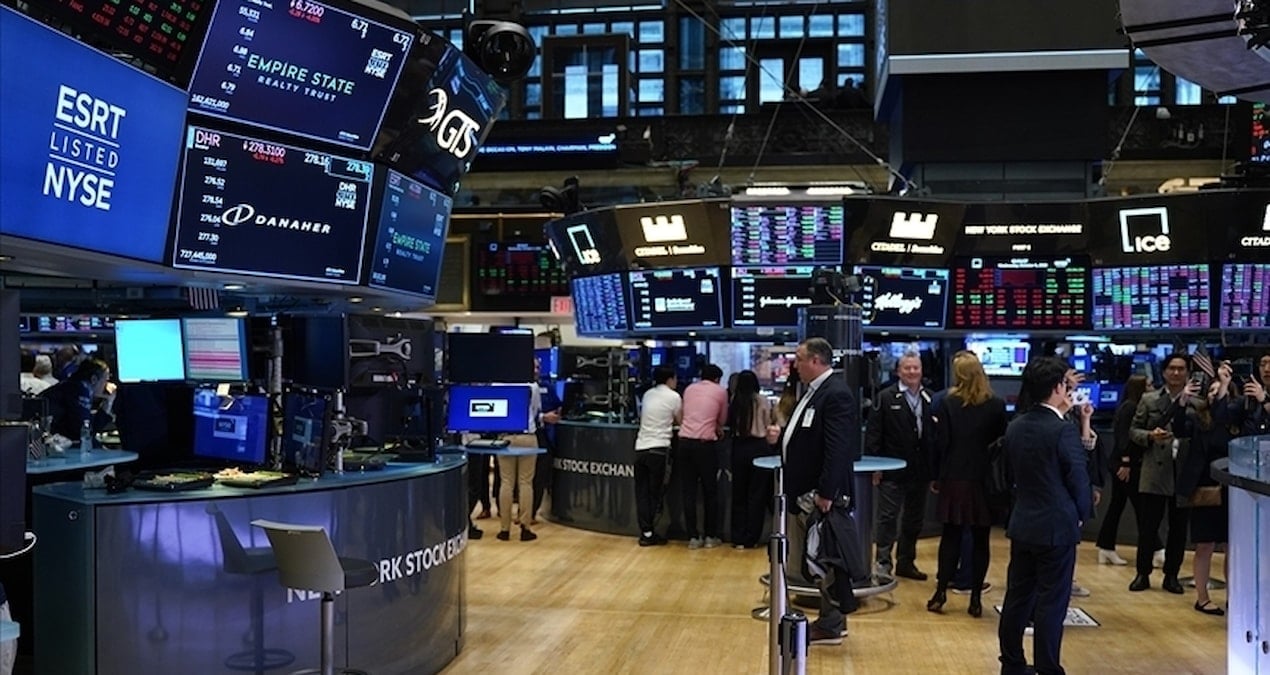 abdde hukumet kapanmasi piyasalari sarsti altin 4 bin dolari asarak tarihi rekor kirdi 7lazzp4y