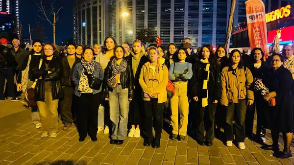 adliye ablukadayken birkac sokak otede kadin cinayeti yasandi kadinlardan nilay kotan cinayetine protesto 7T6AlCsr.jpg