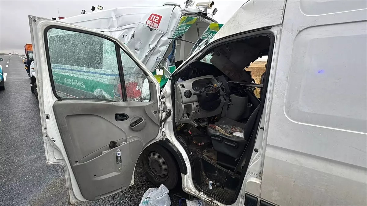 aksarayda trafik kazasinda 2 asker sehit oldu 1 kisi oldu 577W9De4