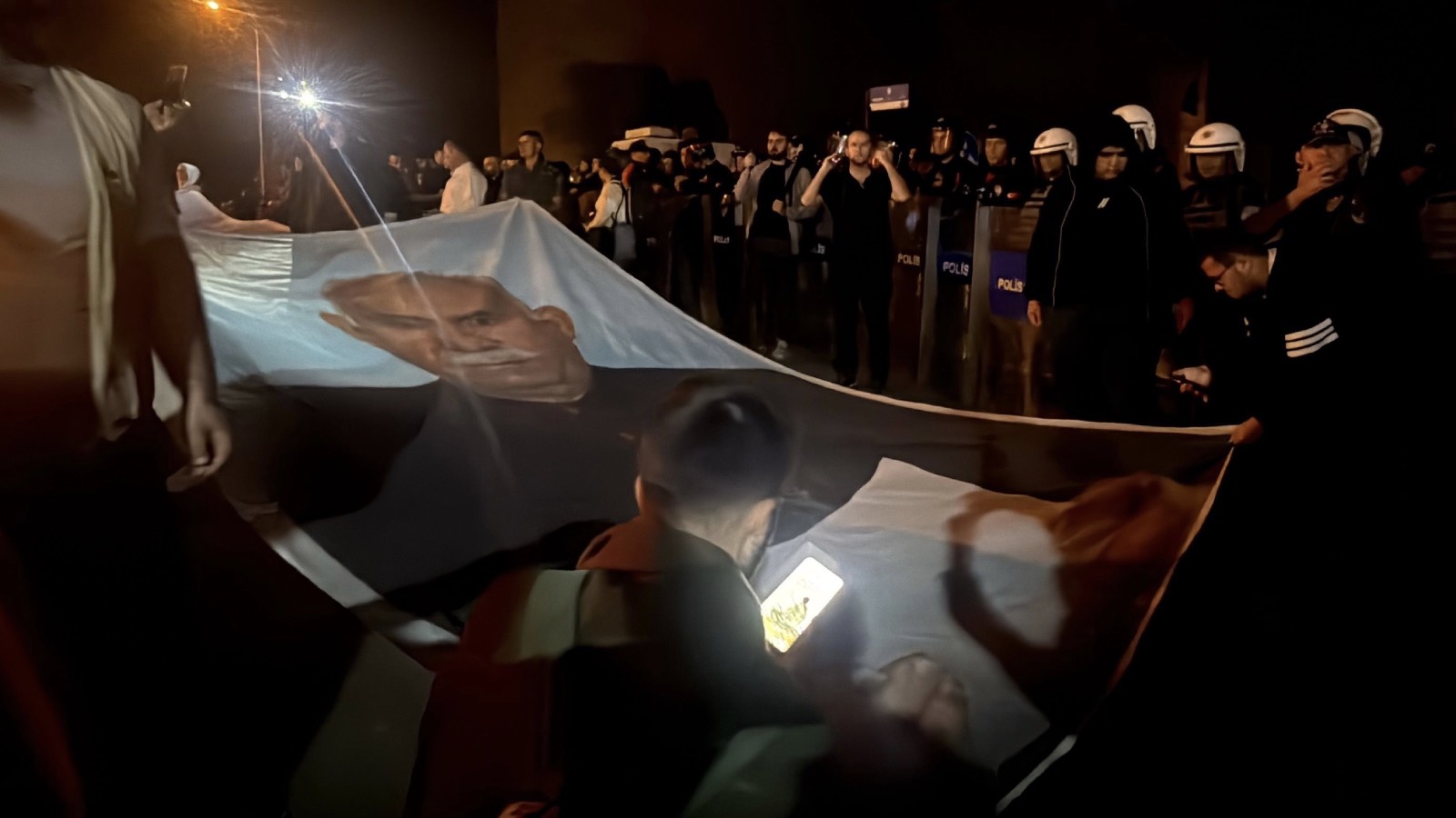 diyarbakirdaki ocalana ozgurluk yuruyusunde polise dusman dendi akp surece karsi sabotaj olarak niteledi R9xXvDt4.jpg