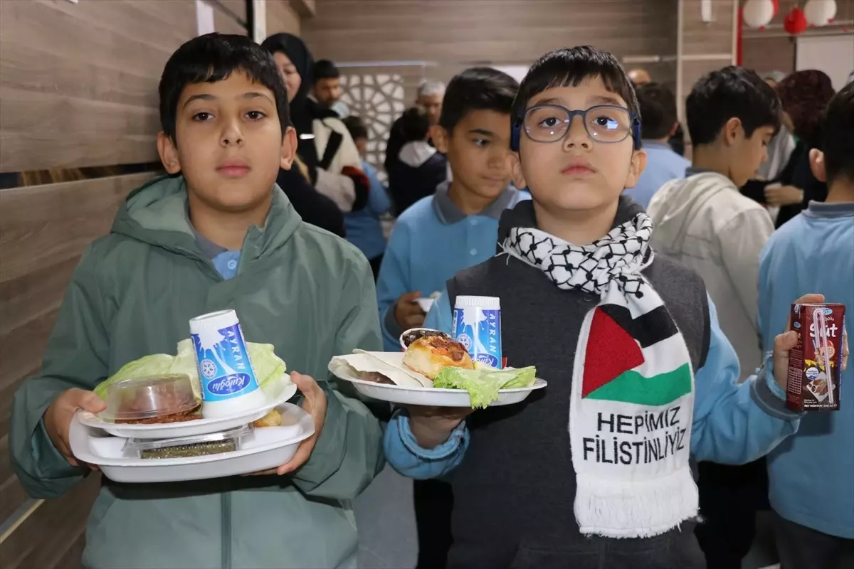 gazzeye dayanisma kermesi duzenlendi 4MqTMlLj.jpg