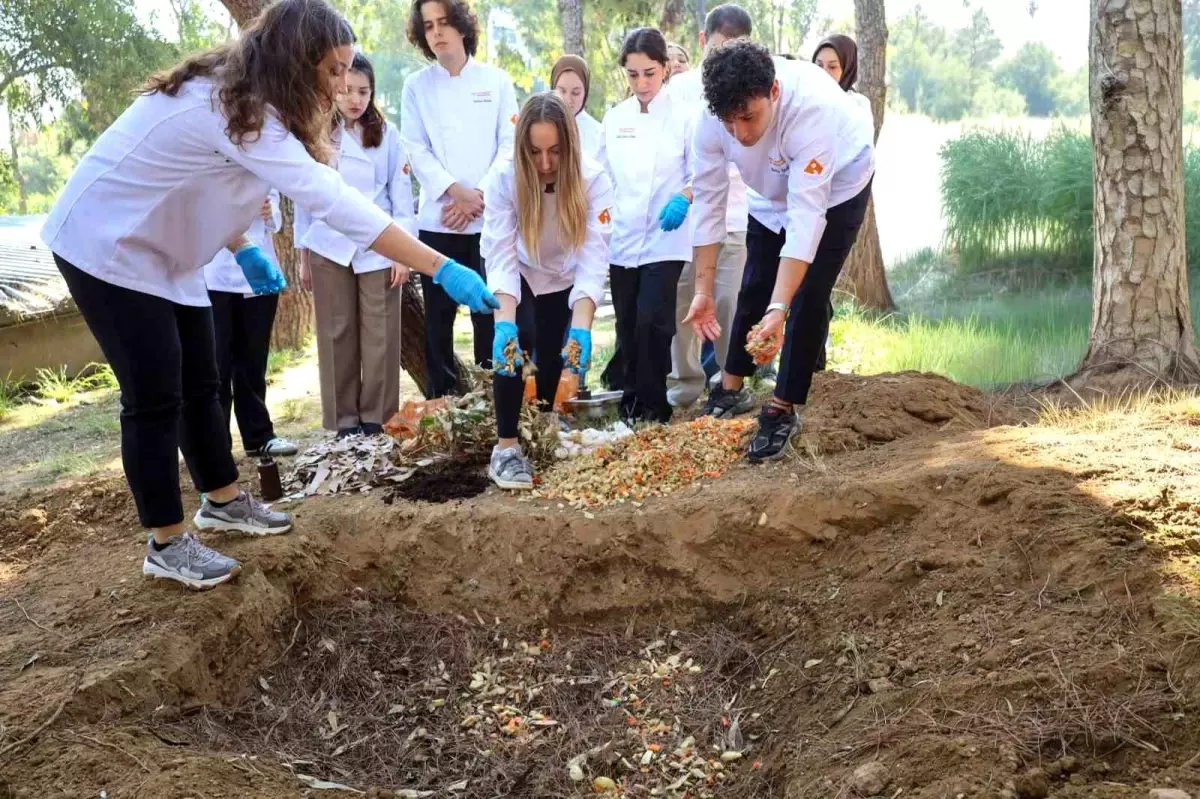 ieu ogrencilerinden sifir atik projesi kompost gubre uretimi eAnKkfgp.jpg