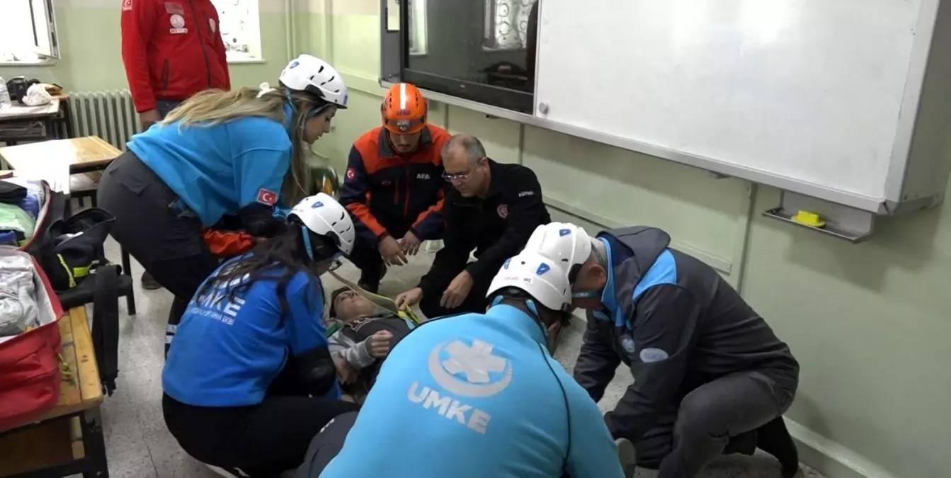 kirklarelinde okullarda es zamanli deprem tatbikati yapildi nW6Pa9Zg.jpg