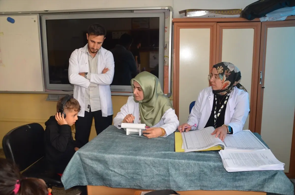 musta ogrencilere isitme testi uygulaniyor RP9xixNG.jpg