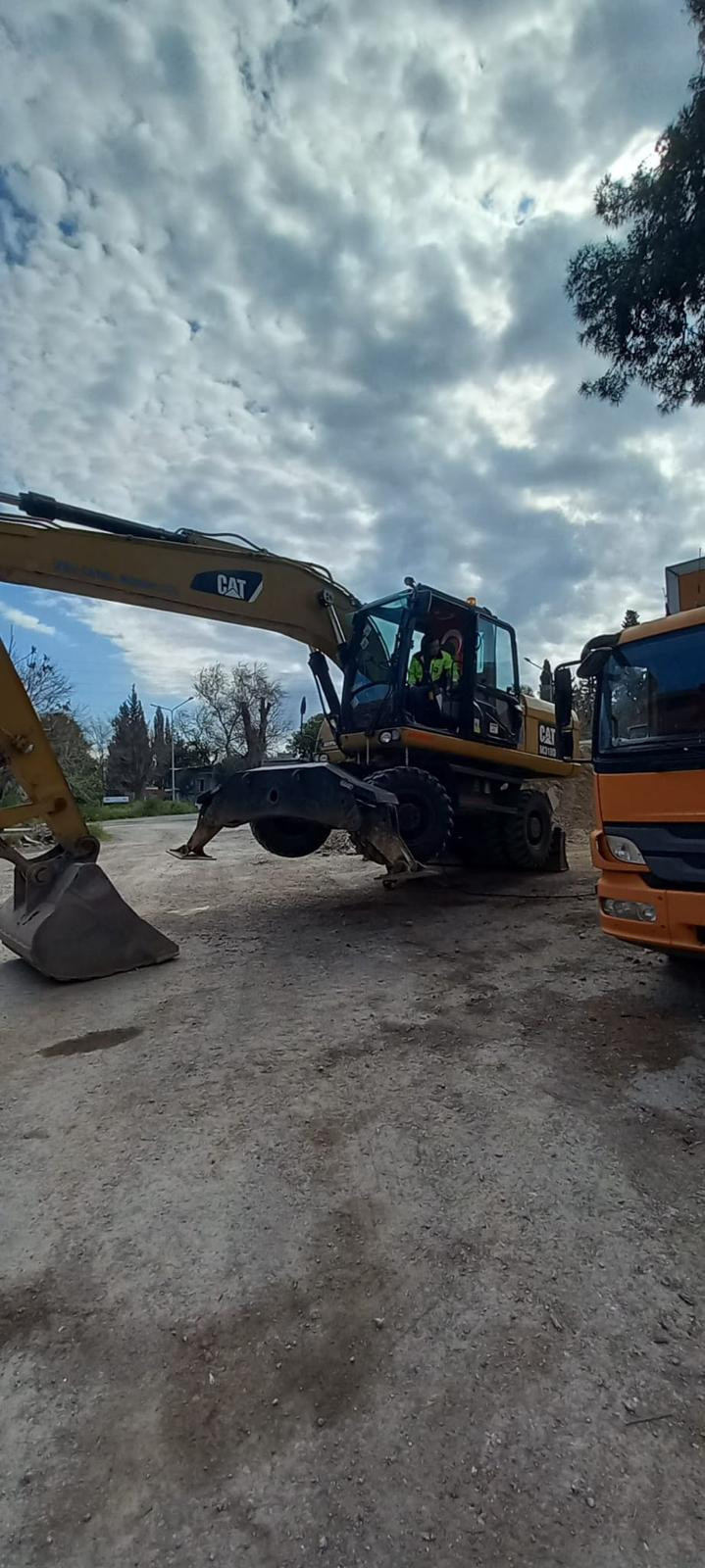 Özlem Sezgin Gel 30 tonluk makinesiyle