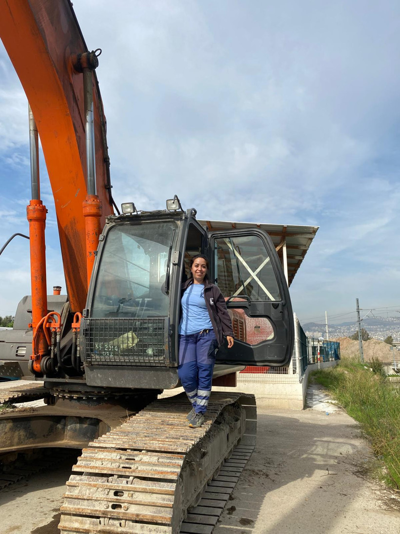 Özlem Sezgin Gel iş makinesiyle