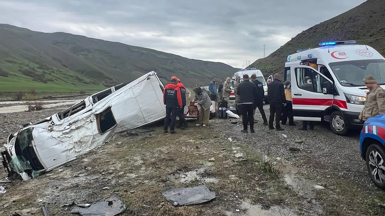 Muş’ta Yolcu Minibüsü Dere Yatağına Düşerek Çok Sayıda Yaralıya Neden Oldu