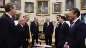 ozgur-ozelin-trump-cikisi-akpyi-kizdirdi-chpli-emirden-akp-sozcusune-sert-yanit-CUY3HlKK