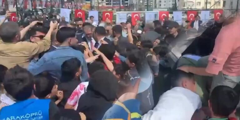 park-acilisinda-izdiham-cocuklar-ezilme-tehlikesi-gecirdi-754nr6cb