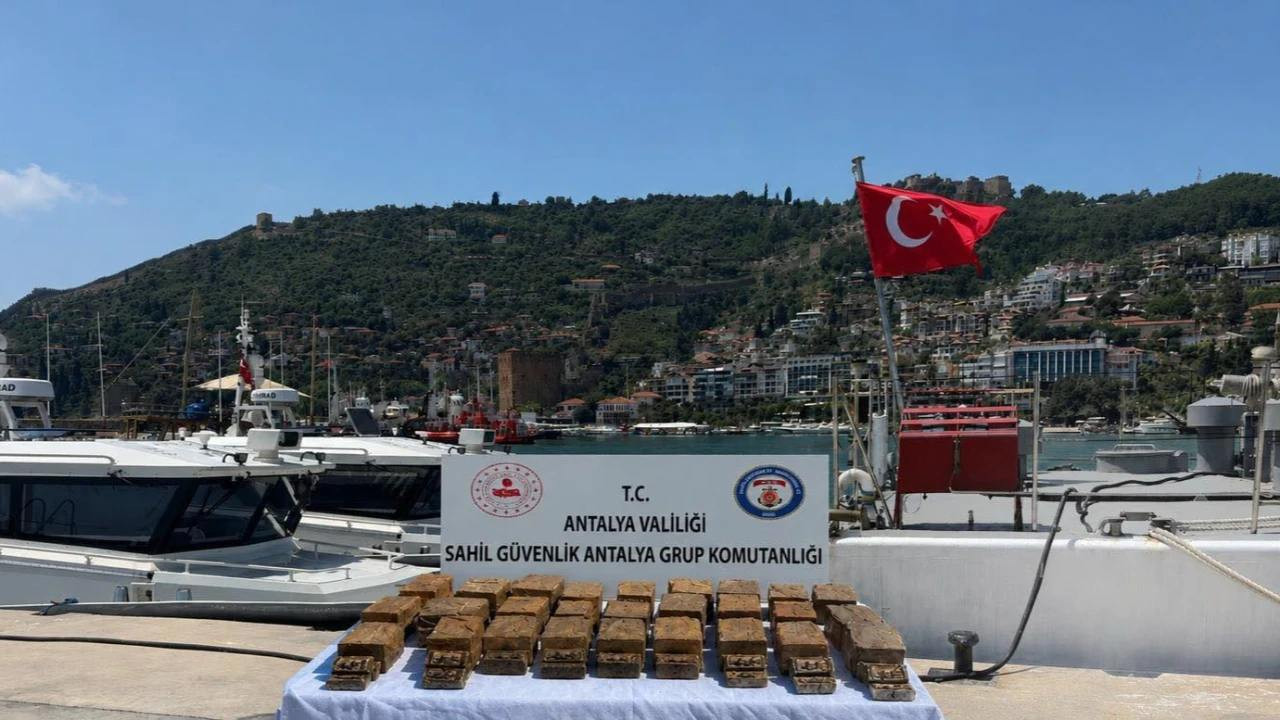 sahile-vuran-paketten-40-kilogram-esrar-cikti-n7zDzmO8